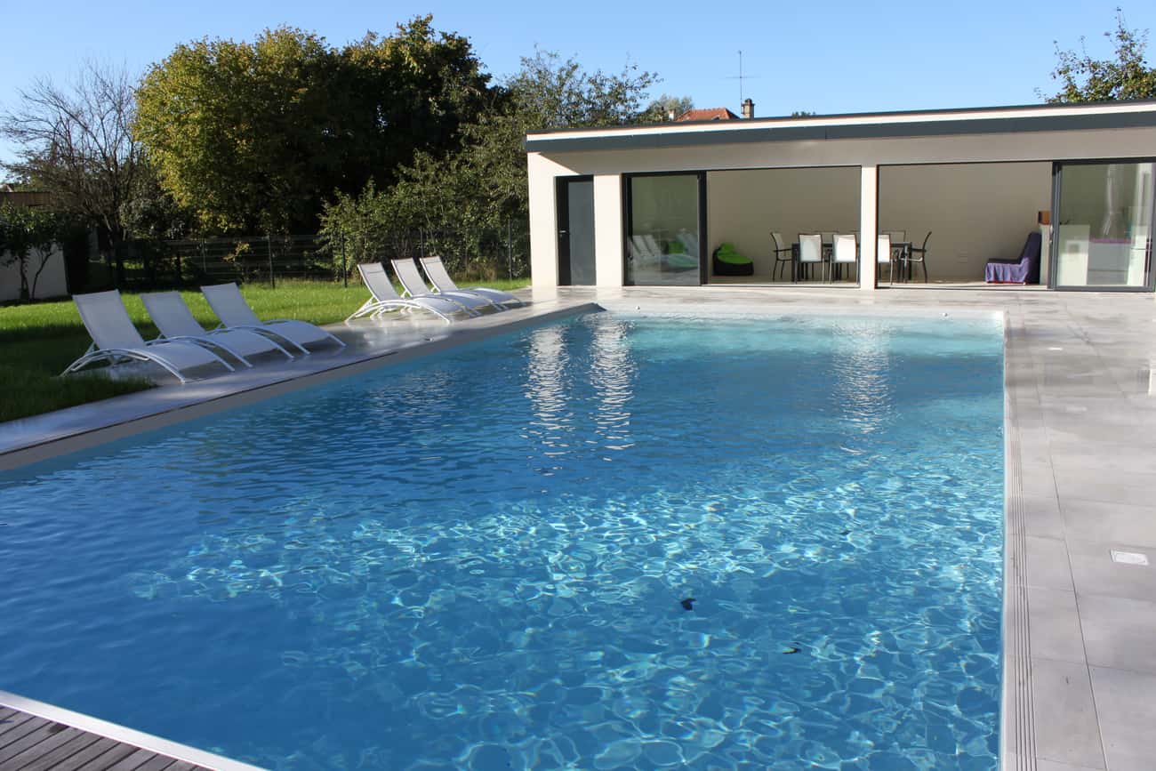 Piscine coque ou béton : le comparatif complet